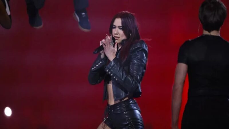 Dua Lipa Sorprende en el Escenario de Shakira en Madrid