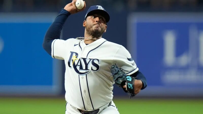 Freddy Peralta Impresiona con Velocidad en el Montículo Frente a los Yankees