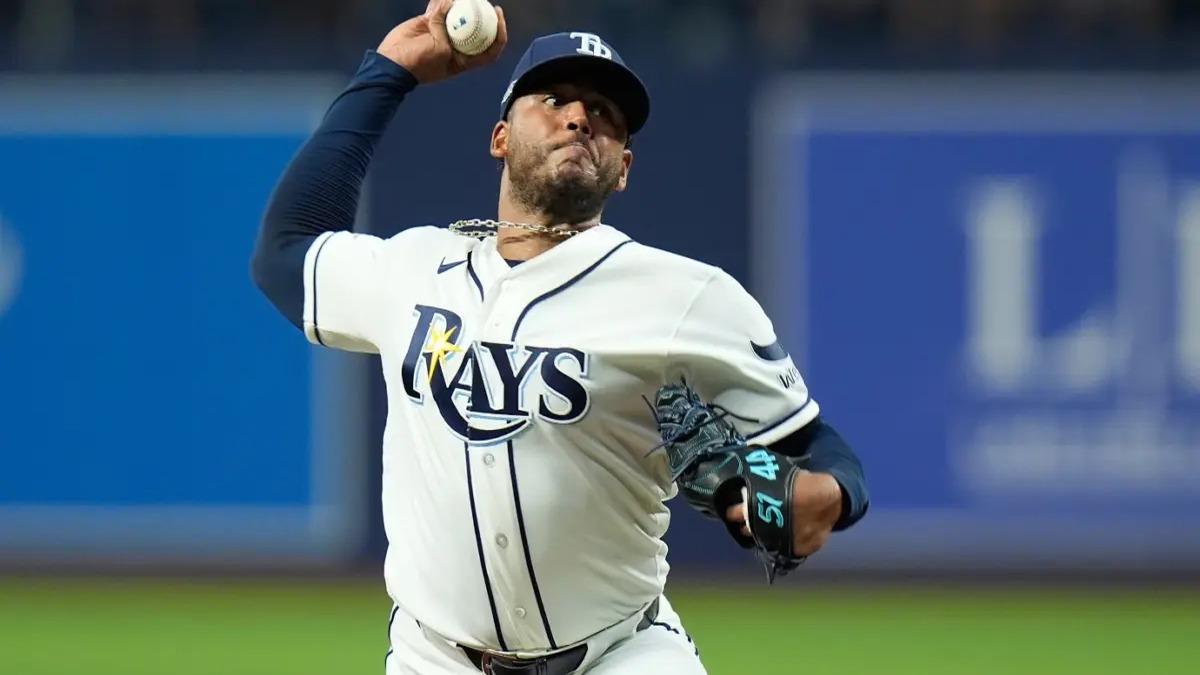 Freddy Peralta Impresiona con Velocidad en el Montículo Frente a los Yankees