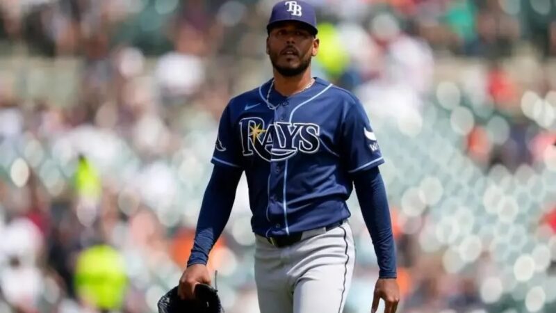 Freddy Peralta hace historia en los playoffs al igualar a Pedro Martínez
