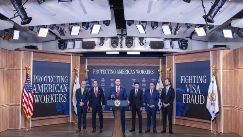 Trump Excluye a Microsoft de Programa para Trabajadores Inmigrantes Especializados