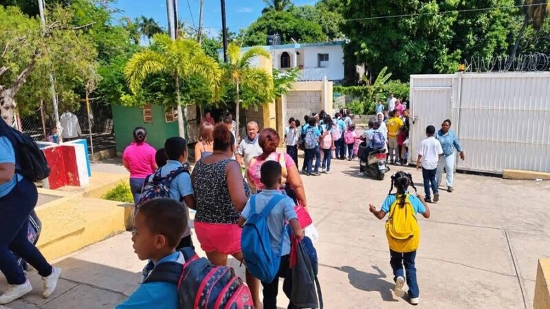 Pánico en Escuela de Barahona por Amenaza de Hombre Armado