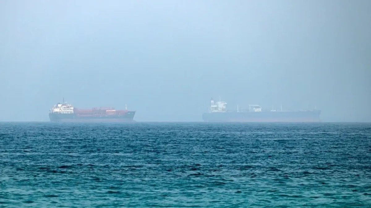 Petrolero en Llamas en el Estrecho de Ormuz: Nueva Tensión en la Ruta Marítima