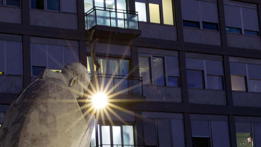 Papa León XIV se Recupera Exitosamente tras Cirugía Pulmonar