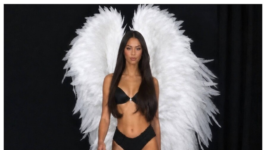 Andreína Martínez Brilla como Ángel de Victoria’s Secret