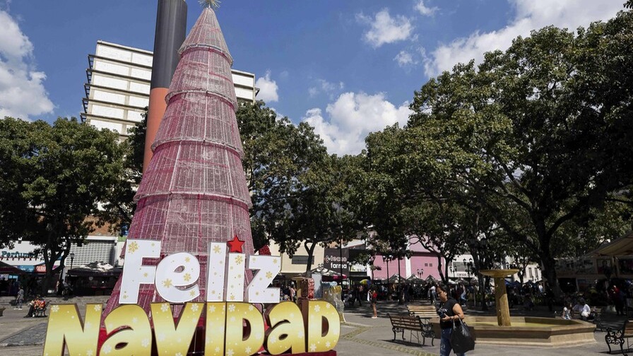 Venezuela Adelanta la Navidad en Medio de Controversias